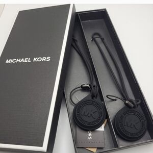 MICHAEL KORS NWT / BOX AIRTAG.COVER SET